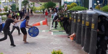 Brimob Kaltim Lakukan Simulasi Penanggulangan Unjuk Rasa dan Pembebasan Sandera di Kantor PLN Balikpapan