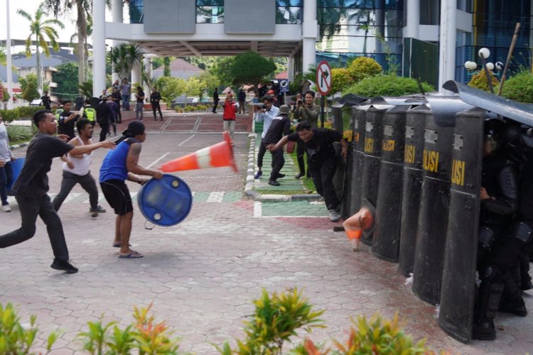 Brimob Kaltim Lakukan Simulasi Penanggulangan Unjuk Rasa dan Pembebasan Sandera di Kantor PLN Balikpapan