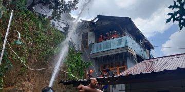 Dua Rumah Hangus Terbakar di Samarinda, Tim Respons Bencana Sat Brimob Polda Kaltim Gerak Cepat Bantu Padamkan Api