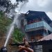 Dua Rumah Hangus Terbakar di Samarinda, Tim Respons Bencana Sat Brimob Polda Kaltim Gerak Cepat Bantu Padamkan Api