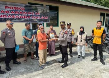 Peduli Korban Kebakaran, Polsek Sangasanga dan Bhayangkari Salurkan Bantuan Kemanusiaan