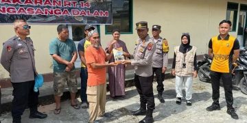 Peduli Korban Kebakaran, Polsek Sangasanga dan Bhayangkari Salurkan Bantuan Kemanusiaan
