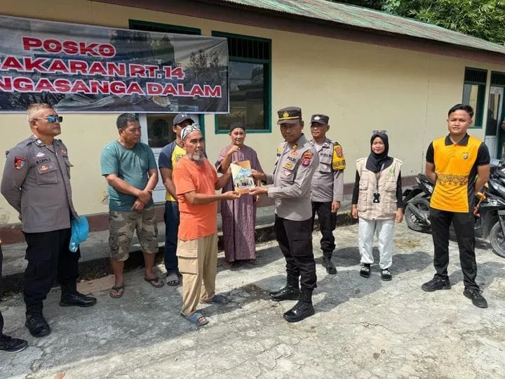 Peduli Korban Kebakaran, Polsek Sangasanga dan Bhayangkari Salurkan Bantuan Kemanusiaan