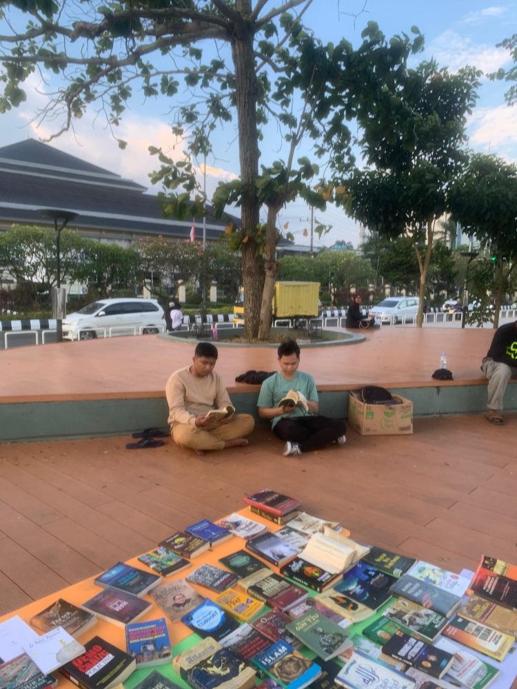 PKBM Chandradimuka Gelar Kegiatan Peningkatan Literasi di Teras Samarinda: Simbol Keterbukaan, Kebersamaan, dan Semangat Belajar di Ruang Publik