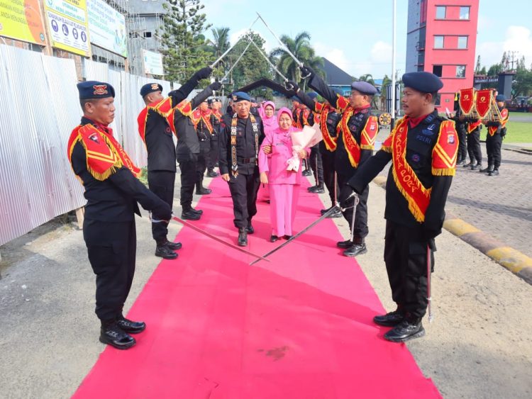 Penuh Haru, Batalyon B Pelopor Sat Brimob Polda Kaltim Gelar Upacara Purna Tugas Iptu Siswoyo