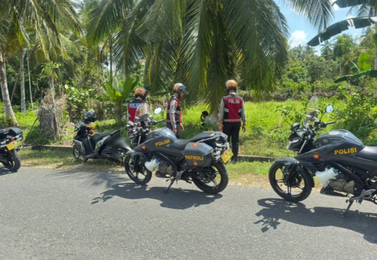 Gerak Cepat, Personel Polsek Long Iram Bersama Masyarakat Padamkan Kebakaran Hutan di Sukomulyo