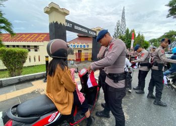 Jelang HUT RI Ke-80, Batalyon A Brimob Kaltim Pasang Dan Bagikan 1000 Bendera Merah Putih Ke Masyarakat