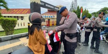 Jelang HUT RI Ke-80, Batalyon A Brimob Kaltim Pasang Dan Bagikan 1000 Bendera Merah Putih Ke Masyarakat