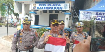 Menyambut Hari Kemerdekaan Republik Indonesia yang ke-80, Kapolresta Balikpapan Bagikan Bendera 2000 Lembar
