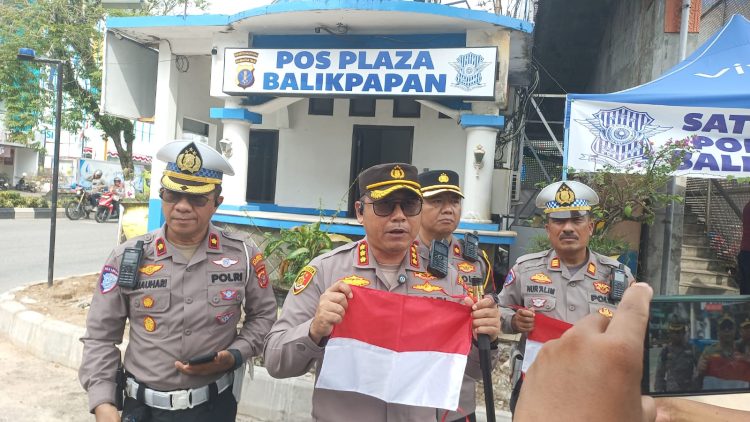 Menyambut Hari Kemerdekaan Republik Indonesia yang ke-80, Kapolresta Balikpapan Bagikan Bendera 2000 Lembar