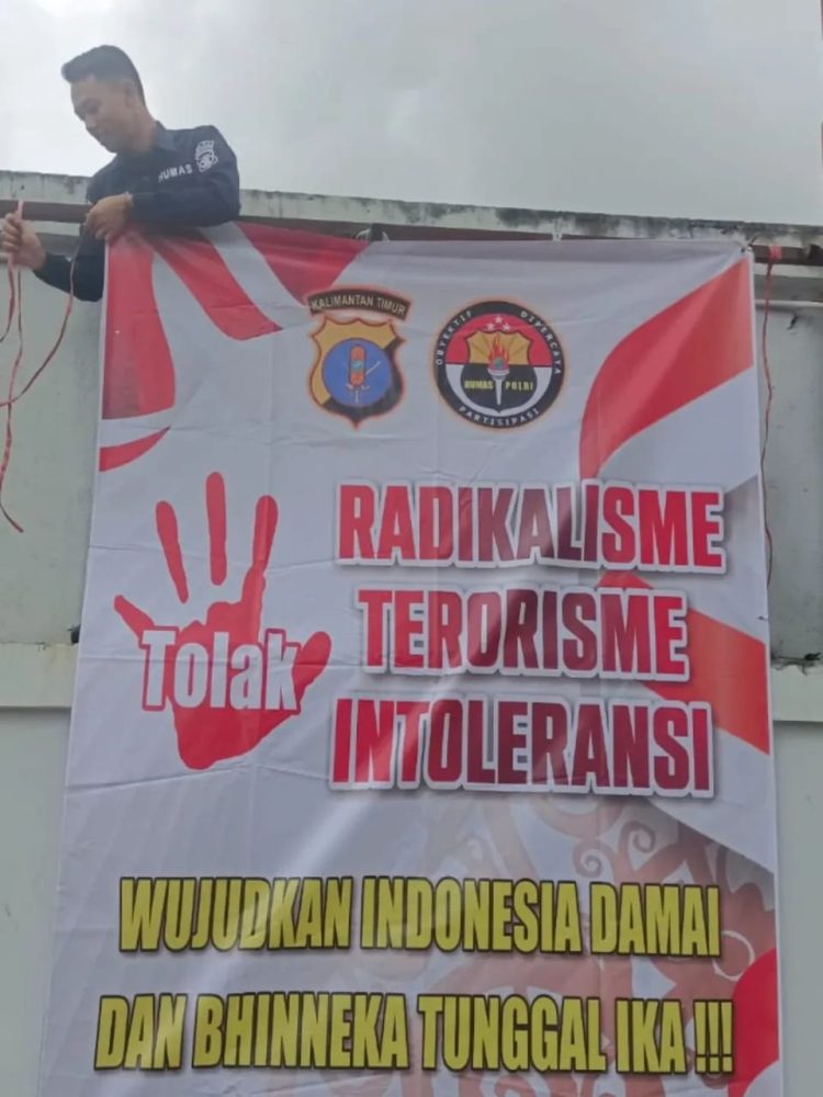 Pemasangan Baliho dan Spanduk Edukatif, Bidhumas Polda Kaltim Gencarkan Kampanye Anti Radikalisme di Balikpapan Utara