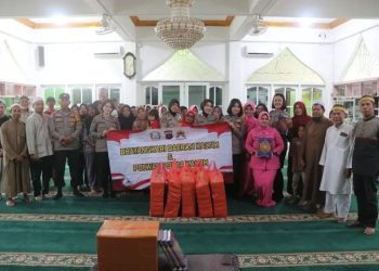 Bhayangkari dan Polwan Polda Kaltim Gelar Aksi Sosial Berbagi Nasi Kotak dan Al-Qur’an