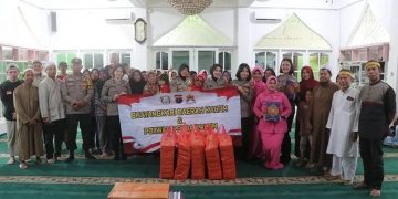 Bhayangkari dan Polwan Polda Kaltim Gelar Aksi Sosial Berbagi Nasi Kotak dan Al-Qur’an