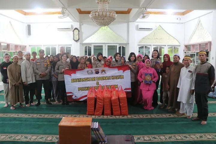 Bhayangkari dan Polwan Polda Kaltim Gelar Aksi Sosial Berbagi Nasi Kotak dan Al-Qur’an