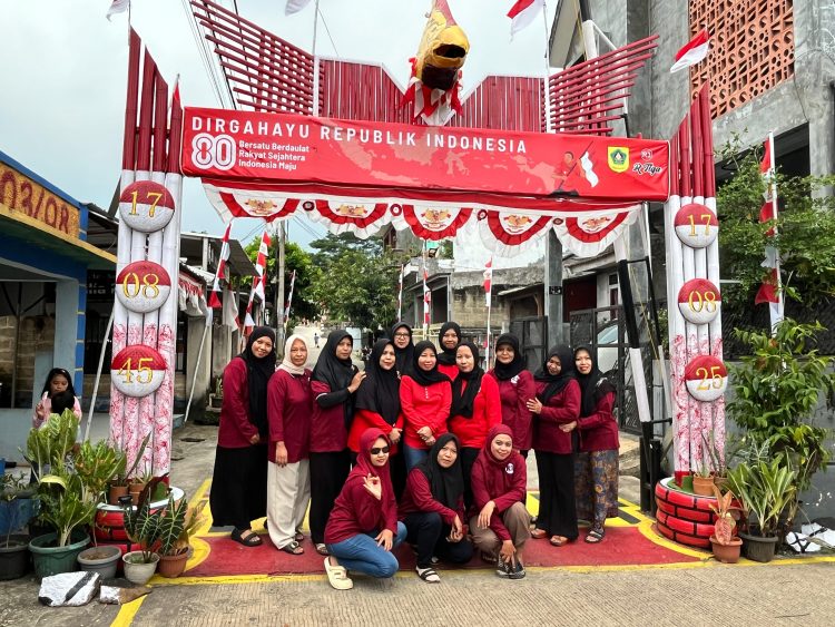 Semarak HUT RI Ke-80, Warga RT 03/08 Villa Melia Buat Gapura IKN