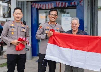 Sambut Hari Kemerdekaan Republik Indonesia ke-80, Polres Berau Bagikan Bendera Merah Putih Kepada Masyarakat Berau