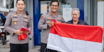 Sambut Hari Kemerdekaan Republik Indonesia ke-80, Polres Berau Bagikan Bendera Merah Putih Kepada Masyarakat Berau