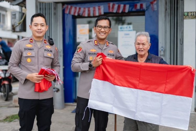 Sambut Hari Kemerdekaan Republik Indonesia ke-80, Polres Berau Bagikan Bendera Merah Putih Kepada Masyarakat Berau