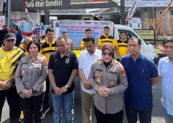 Polda Lampung Bersama Perum Bulog Kanwil Lampung Menjual Beras Sebanyak 2,2 ton Kepada Masyarakat Bandar Lampung di Tugu Adipura