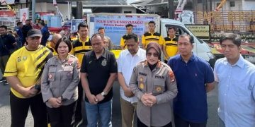 Polda Lampung Bersama Perum Bulog Kanwil Lampung Menjual Beras Sebanyak 2,2 ton Kepada Masyarakat Bandar Lampung di Tugu Adipura