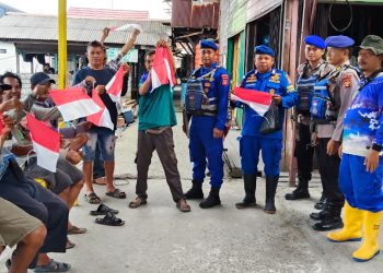 Semarak HUT RI ke-80, Ditpolairud Polda Kaltim Gelar Aksi Pembagian Bendera Merah Putih