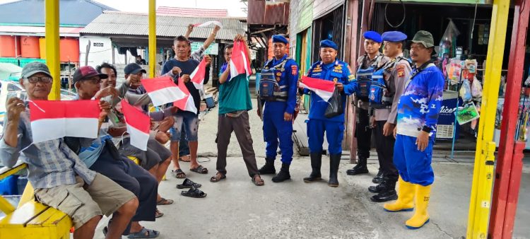 Semarak HUT RI ke-80, Ditpolairud Polda Kaltim Gelar Aksi Pembagian Bendera Merah Putih