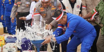 Satpolairud Polres Paser Gelar Festival Merah Putih Pesisir, Pangan Murah, Dan Layanan Kesehatan Untuk Warga Desa Lori