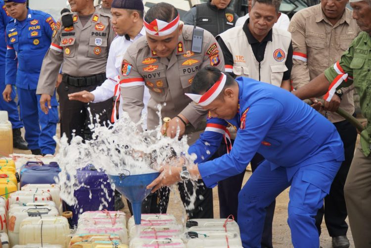 Satpolairud Polres Paser Gelar Festival Merah Putih Pesisir, Pangan Murah, Dan Layanan Kesehatan Untuk Warga Desa Lori