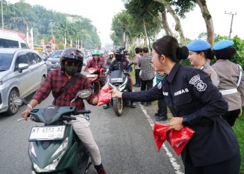 Semarak Kemerdekaan! Polwan Polda Kaltim Bagikan Bendera Merah Putih Kepada Pengendara