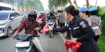 Semarak Kemerdekaan! Polwan Polda Kaltim Bagikan Bendera Merah Putih Kepada Pengendara