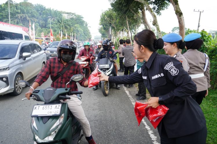 Semarak Kemerdekaan! Polwan Polda Kaltim Bagikan Bendera Merah Putih Kepada Pengendara