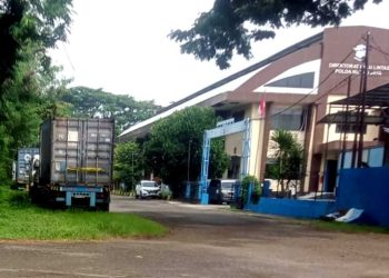 SKANDAL MENGGEGERKAN!  DUA KONTAINER BARANG BUKTI LENYAP DI MARKAS POLISI – PROF. SUTAN NASOMAL DESAK KAPOLRI TURUN TANGAN