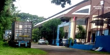 SKANDAL MENGGEGERKAN!  DUA KONTAINER BARANG BUKTI LENYAP DI MARKAS POLISI – PROF. SUTAN NASOMAL DESAK KAPOLRI TURUN TANGAN