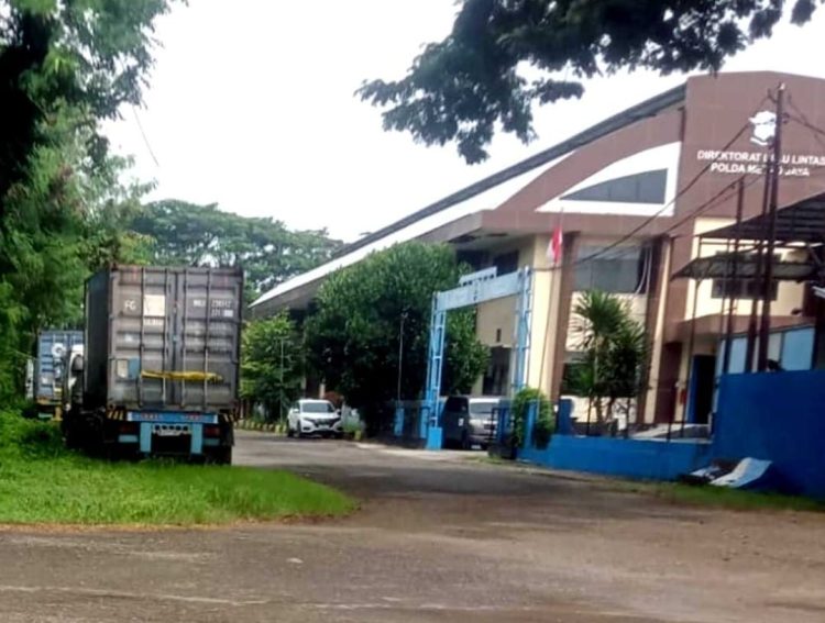 SKANDAL MENGGEGERKAN!  DUA KONTAINER BARANG BUKTI LENYAP DI MARKAS POLISI – PROF. SUTAN NASOMAL DESAK KAPOLRI TURUN TANGAN