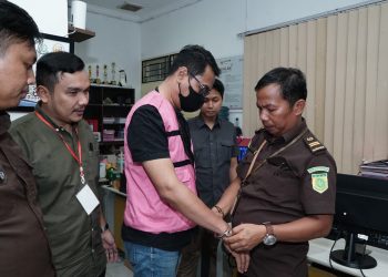 Tim Penyidik Kejati Sumut Serahkan Tersangka Dugaan Korupsi Penyaluran Kredit Pada PT.Bank Sumut Cabang Melati Langsung Diserahkan Kepada JPU.
