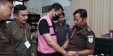 Tim Penyidik Kejati Sumut Serahkan Tersangka Dugaan Korupsi Penyaluran Kredit Pada PT.Bank Sumut Cabang Melati Langsung Diserahkan Kepada JPU.