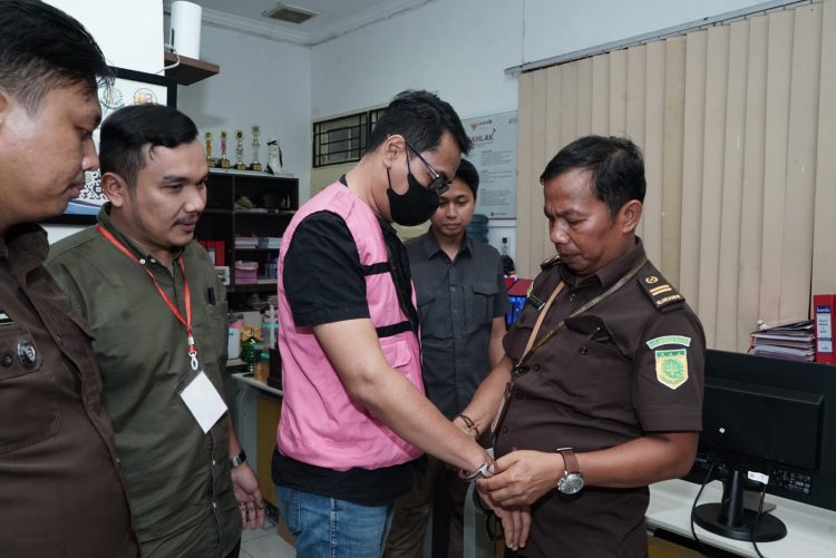 Tim Penyidik Kejati Sumut Serahkan Tersangka Dugaan Korupsi Penyaluran Kredit Pada PT.Bank Sumut Cabang Melati Langsung Diserahkan Kepada JPU.