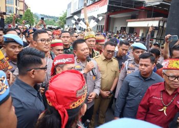 Kapolda Kaltim Temui Langsung Massa Aksi Solidaritas Masyarakat Adat di Polres Kukar