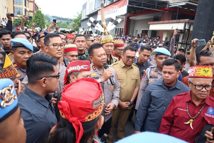 Kapolda Kaltim Temui Langsung Massa Aksi Solidaritas Masyarakat Adat di Polres Kukar