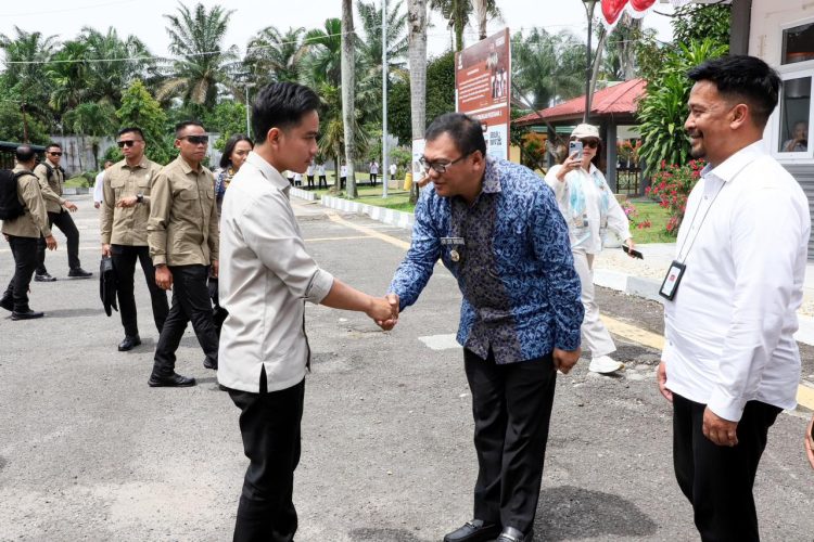Didampingi Asri Ludin Tambunan, Wapres Gibran Janjikan Laptop Usai Tinjau Sekolah Rakyat di Deli Serdang