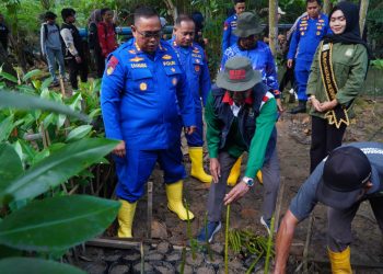 Ditpolairud Polda Kaltim Ajak Masyarakat Peduli Lingkungan Lewat Penanaman Mangrove