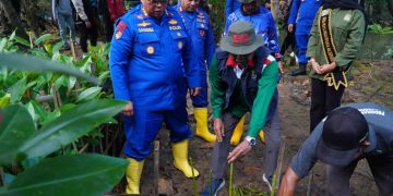 Ditpolairud Polda Kaltim Ajak Masyarakat Peduli Lingkungan Lewat Penanaman Mangrove