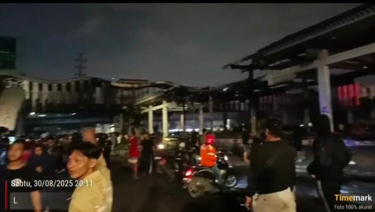 PROF DR SUTAN NASOMAL : AKSI MASA SEMAKIN MELUAS GERUDUG SEMUA KANTOR DPR MENUNGGU PRESIDEN RI DIALOG DENGAN MASYARAKAT