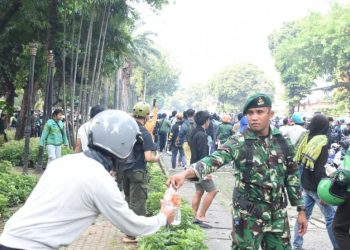 Ditengah Aksi Massa, TNI Hadir mengedepankan Semangat Persatuan dan Kebersamaan