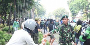Ditengah Aksi Massa, TNI Hadir mengedepankan Semangat Persatuan dan Kebersamaan
