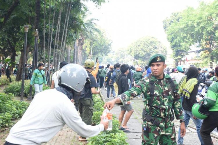 Ditengah Aksi Massa, TNI Hadir mengedepankan Semangat Persatuan dan Kebersamaan