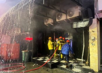 Si Jago Merah Melahap Ruko dan Kafe: Polda Kaltim Sigap Bantu Padamkan Kebakaran