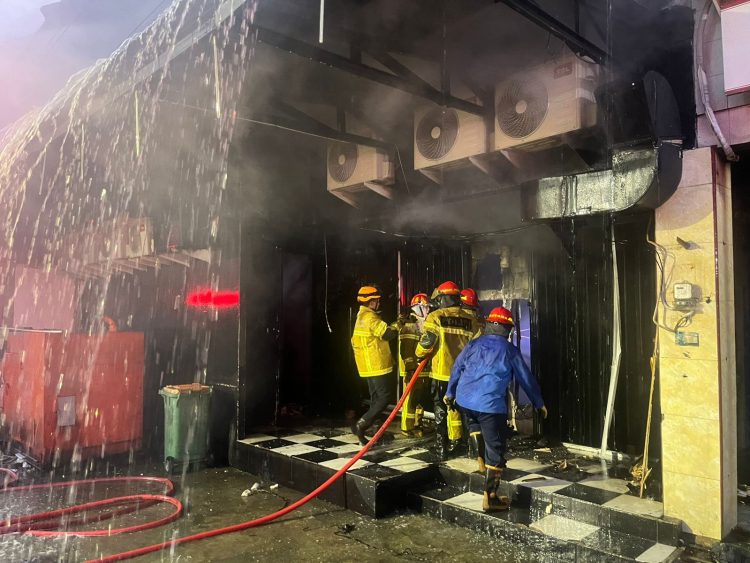 Si Jago Merah Melahap Ruko dan Kafe: Polda Kaltim Sigap Bantu Padamkan Kebakaran