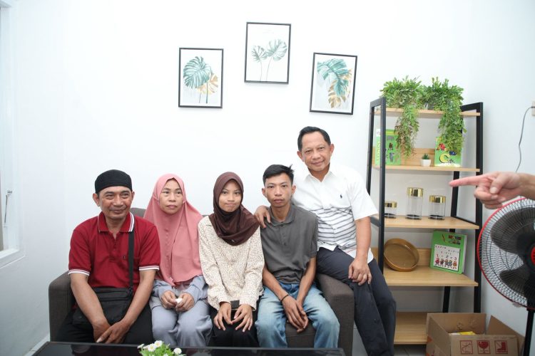 Mendagri Saksikan Penyerahan Rumah untuk Keluarga Almarhum Affan Kurniawan