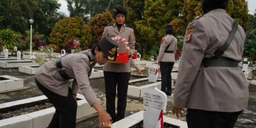 Peringati HUT Polwa ke-77, Polwan Polda Kaltim Gelar Ziarah dan Tabur Bunga di TMP Dharma Agung Balikpapan